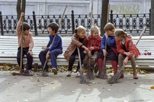 Дети на уборке территории. СССР
