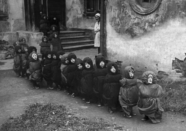 Дети в спальных мешках идут спать днем, СССР, 1930е. 
