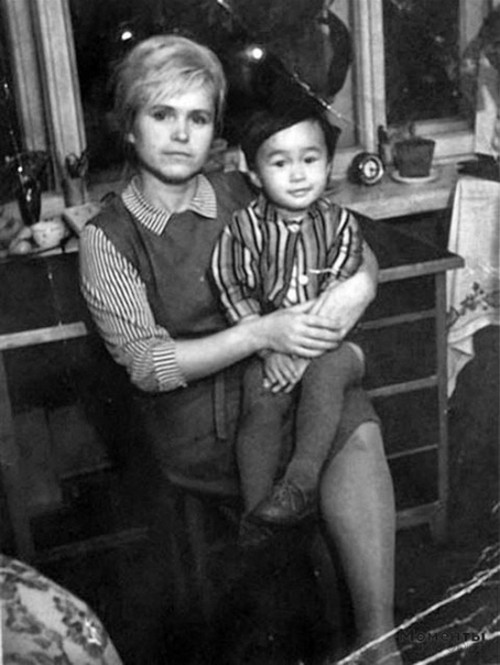 Совсем еще маленький Витя Цой с своей мамой.