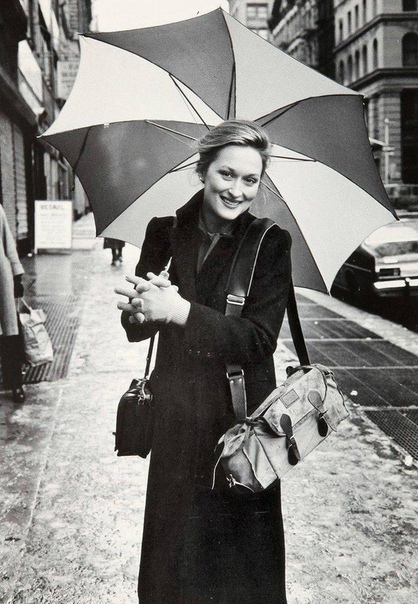 Очаровательная Мэрил Стрип прогуливается с зонтиком. 