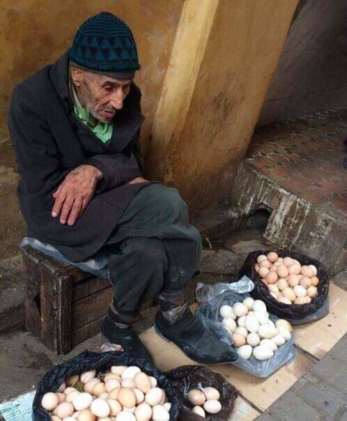 Она спросила его: - По сколько ты продаешь яйца Старый продавец ответил: - 5 рублей за яйцо. Она сказала ему: - Я возьму 6 яиц за 25 рублей или я уйду! Старый продавец ответил: - Хорошо,