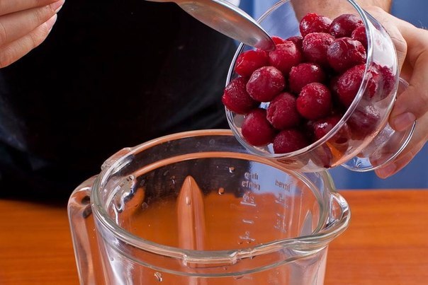 коктейль «молочная вишня» что нужно: йогурт 100 гмороженая вишня 100 гмороженое ванильное 50 гсироп гренадин 30 мллёд дроблёный 100 гмята для украшениячто делать: * положите в блендер вишню.*