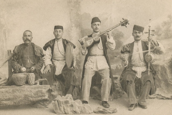 КЯМАНЧА Кяманча (перс. کمانچه; азерб. amança) персидский струнный смычковый музыкальный инструмент. Считается, что именно этот инструмент является родоначальником всех остальных видов струнных