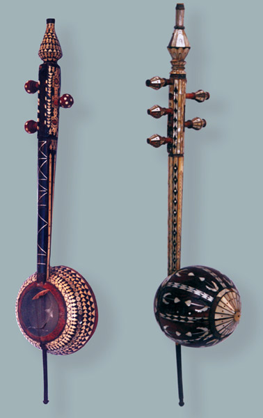 КЯМАНЧА Кяманча (перс. کمانچه; азерб. amança) персидский струнный смычковый музыкальный инструмент. Считается, что именно этот инструмент является родоначальником всех остальных видов струнных