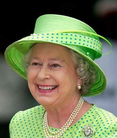 Зелёные шляпки на королевской головке. Елизавета II Разумеется первенство по количеству шляп у королевы