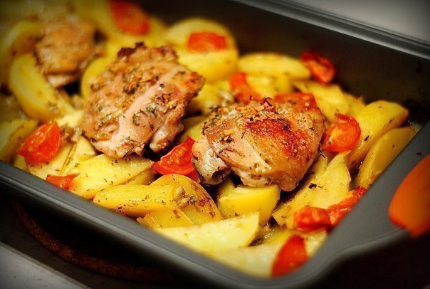 Курица маринованная в кефире, запечёная с картофелем с приправами и чесноком. 