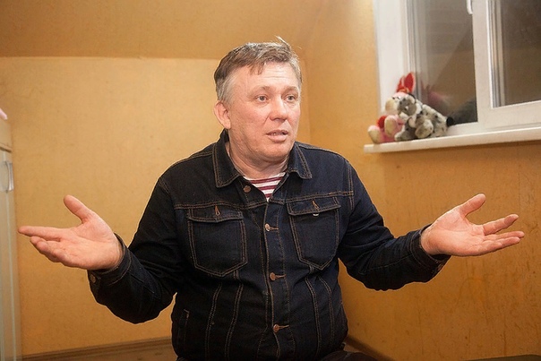 50-летний разведенец ищет 35-летнюю худую девственницу На фото 49-летний Ростислав Русинов, многодетный отец, прославившийся на всю страну тем, что только 1 из 5 его детей оказался его. Такой
