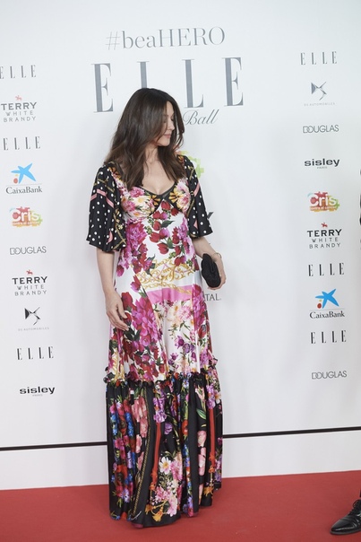 Моника Беллуччи и Николас Лефевр посетили благотворительный бал журнала Elle. Для выхода в свет Моника выбрала яркое платье с глубоким декольте и флористическим принтом от бренда Dolce &