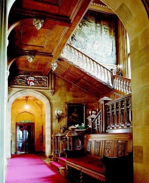 Реальное Аббатство Даунтон замок Хайклер Съёмки популярного английского сериала «Аббатство Даунтон» проходили в замке Хайклер. Роскошный замок в Беркшире был отобран как главное место действия,