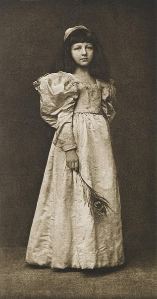 Джеймс Крейг Аннан (1864), почётный член Королевского фотографического общества. Большую часть изображений он создал при помощи процесса фотогравюры. Работы Аннана пронизаны эстетикой 18-го века