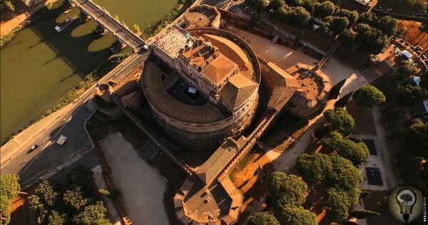 Замок Святого Ангела в Риме. Интересные факты. На правом берегу Тибра возвышается старинный памятник архитектуры. В наши дни он слегка потерял величественный лоск, но внимание туристов со всего