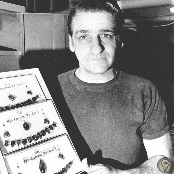 Серийный убийца Альберт Де Сальво демонстрирует авторские украшения, которые он сделал во время отбывания своего пожизненного наказания Каждое из его изделий уложено в индивидуальную коробочку и