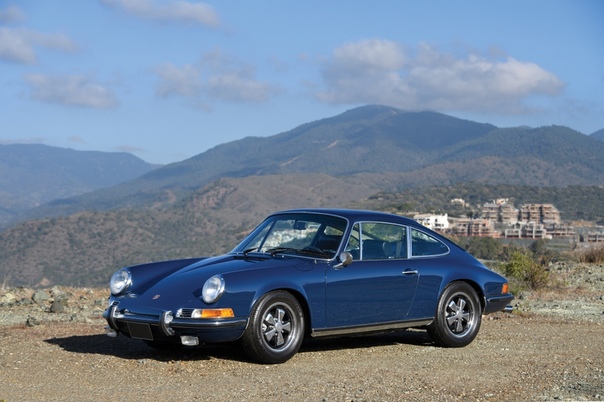 Обзор : Porsche 911 T 2.2 Coupe (911) 1969 Двигатель: 2.2 H6Мощность: 125 л.с. при 5 800 об/минКрутящий момент: 177 Нм при 4 200 об/мин Трансмиссия: Механика 5 ступ. Макс. скорость: 205 км/ч