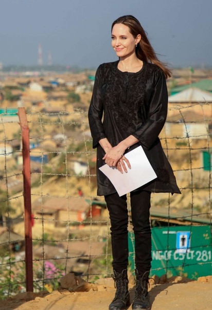 Анджелина Джоли посетила лагеря рохинья в Бангладеш Обладательница премии «Оскар» и посол доброй воли Управления Верховного комиссара ООН по делам беженцев Анжелина Джоли посетила лагерь