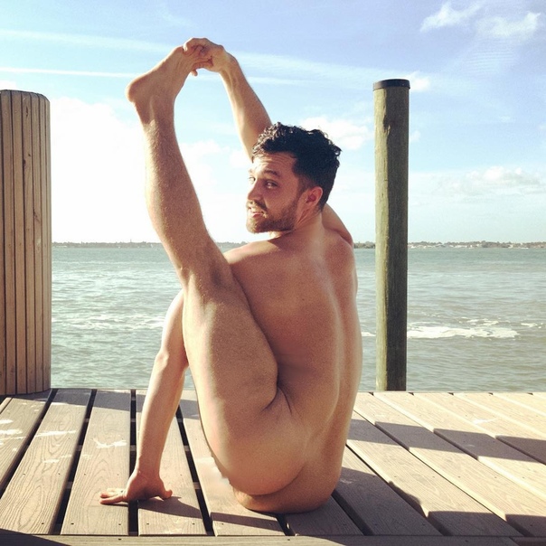 В США среди геев и бисексуалов набирает популярность голая йога Инструктор Дэн Картер из Вашингтона проводит занятия по так называемой голой йоге. На каждую тренировку приходят от 15 до 25