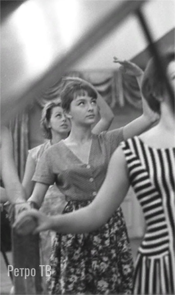 Актриса Анастасия Вертинская на уроке пластики в Высшем театральном училище имени Б