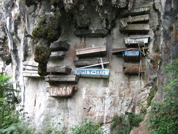 В Китае, Индонезии и на Филиппинах можно встретить захоронения в виде гробов, прибитых к скалам У народа Бо, одного из национальных китайских меньшинств, считалось, что горы являются самым