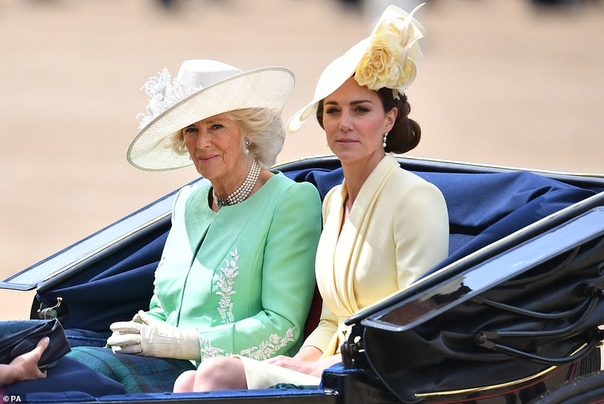 Меган Маркл совершила свой первый официальный выход после родов Она появилась на ежегодном мероприятии Trooping the Color - официальном дне рождения королевы Елизаветы II. Супруга принца Гарри
